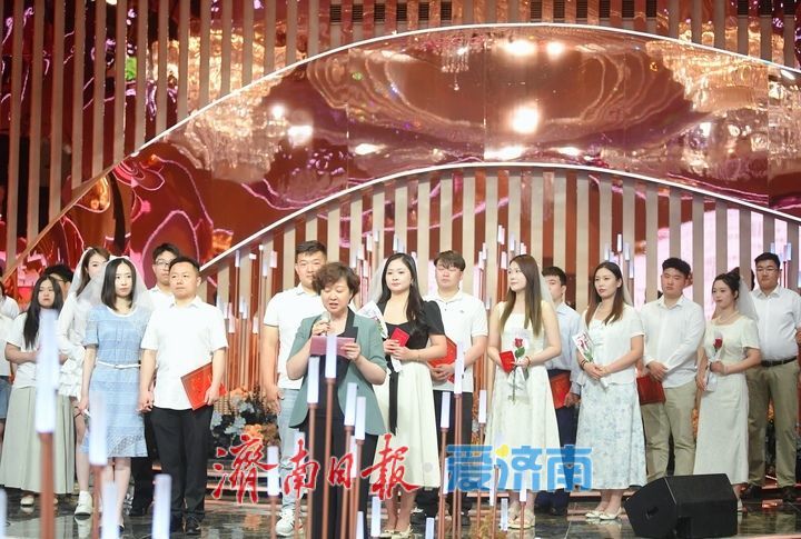 以爱筑家向新而行，集体颁证仪式为“520”增添别样浪漫