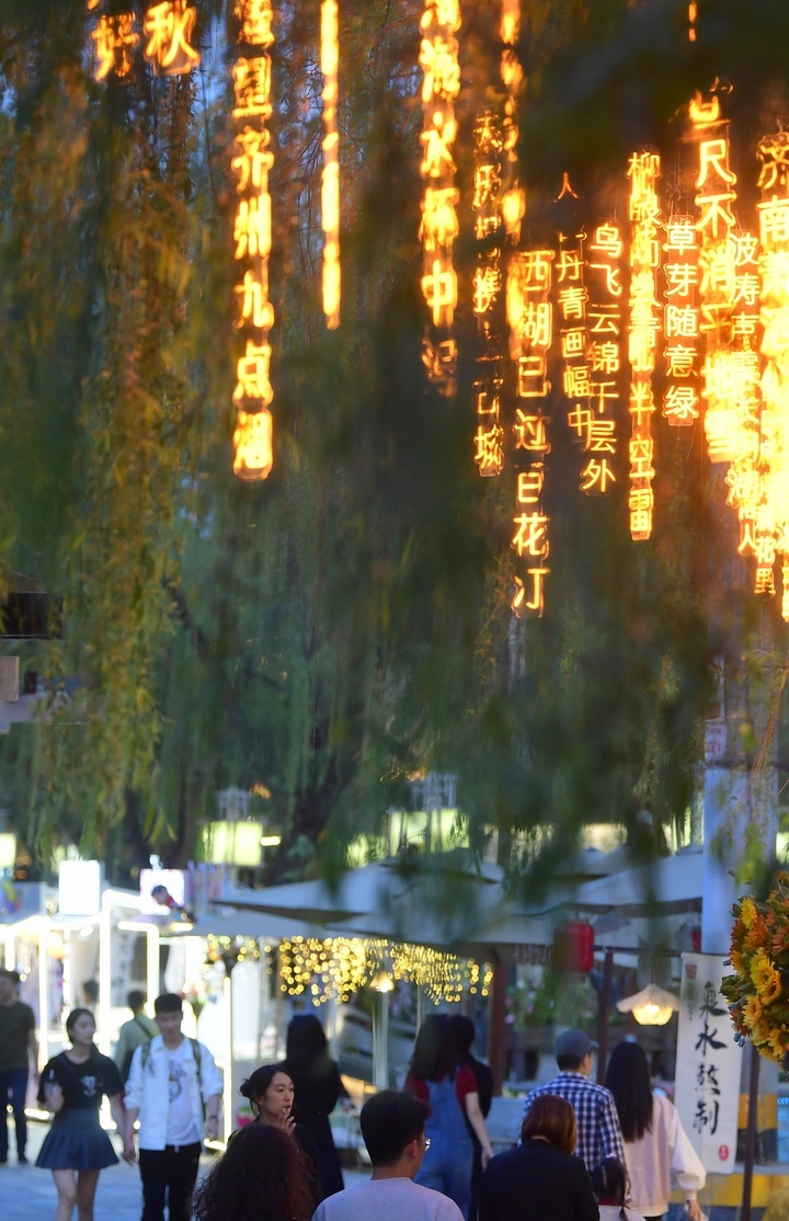 华灯初上，百花洲历史文化街区扮靓老城