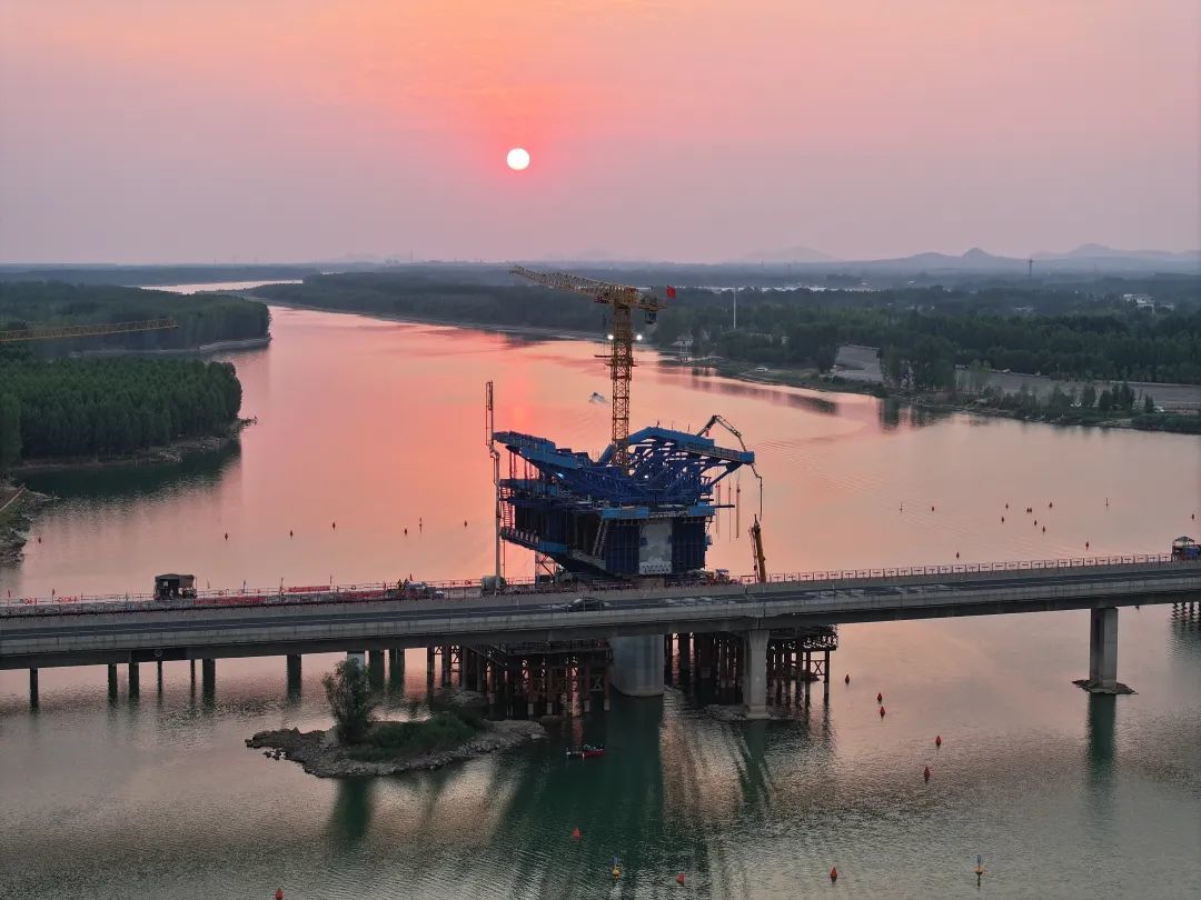 项目强省会丨大清河特大桥建设迎新进展，济菏高速改扩建沥青路面施工拉开序幕