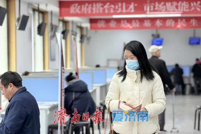 现场招聘+AI带岗！济南市“春风行动”暨就业援助季活动专场招聘会火热进行