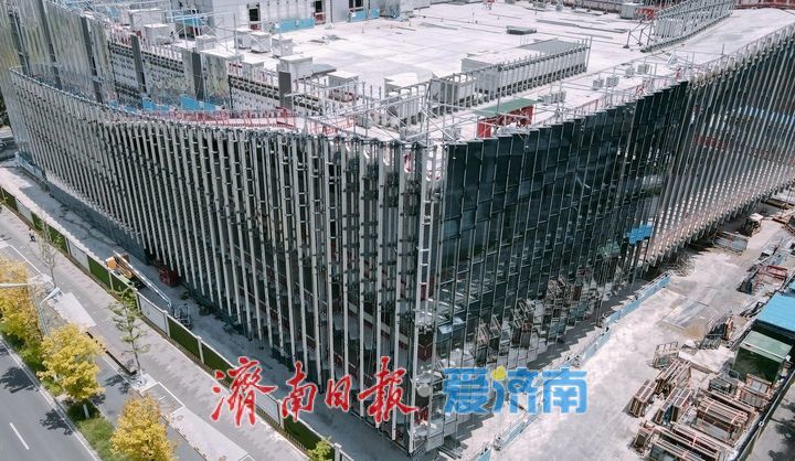 项目强省会｜济南中央商务区艺术剧院项目外立面玻璃幕墙安装已达八成