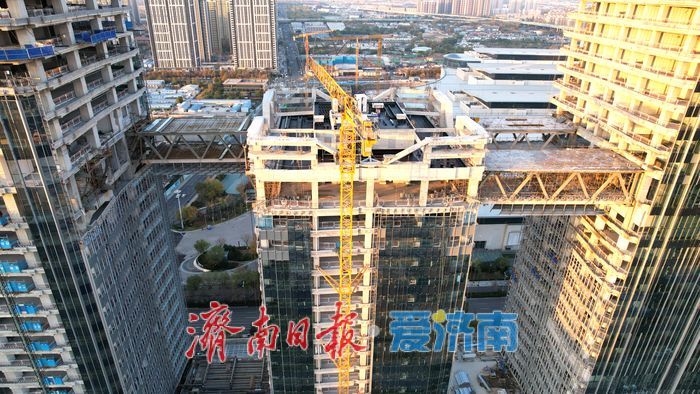 济南西部万融云城二期“空中双连廊”顺利贯通实现牵手