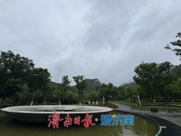 雨雾萦绕佛慧山 缥缈景致似仙境