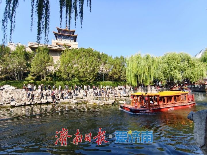 国庆假期第二日，济南护城河畔游人如织