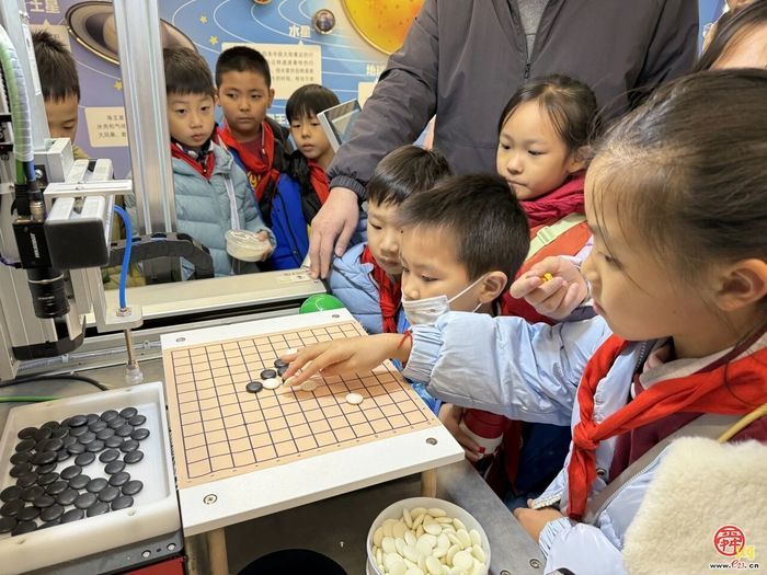 济南高新区东城逸家小学上演五子棋人机对决