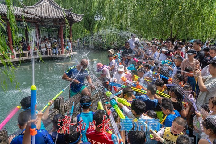 泼水吧！五龙潭的“大胡子叔叔”