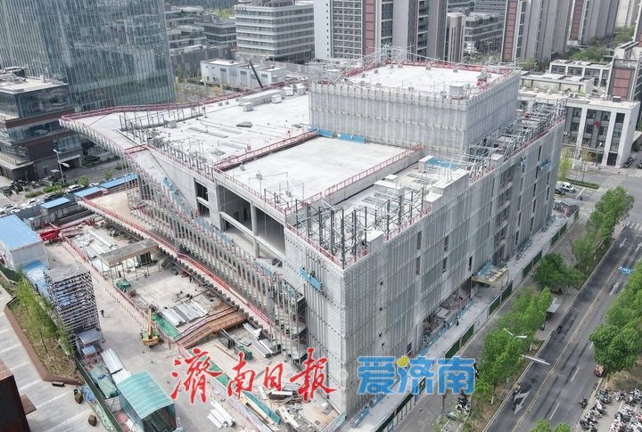 济南中央商务区艺术剧院项目开始外立面幕墙施工