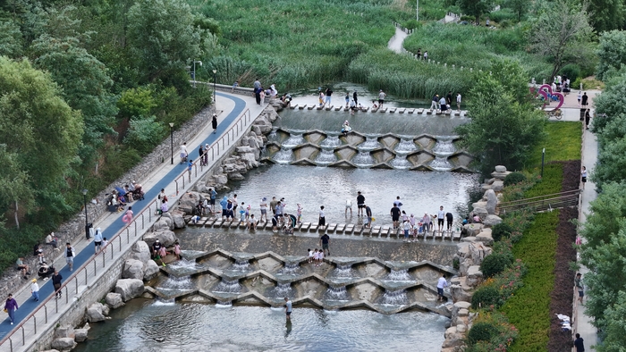 孟家水库游人戏水消暑 乐享清凉夏日