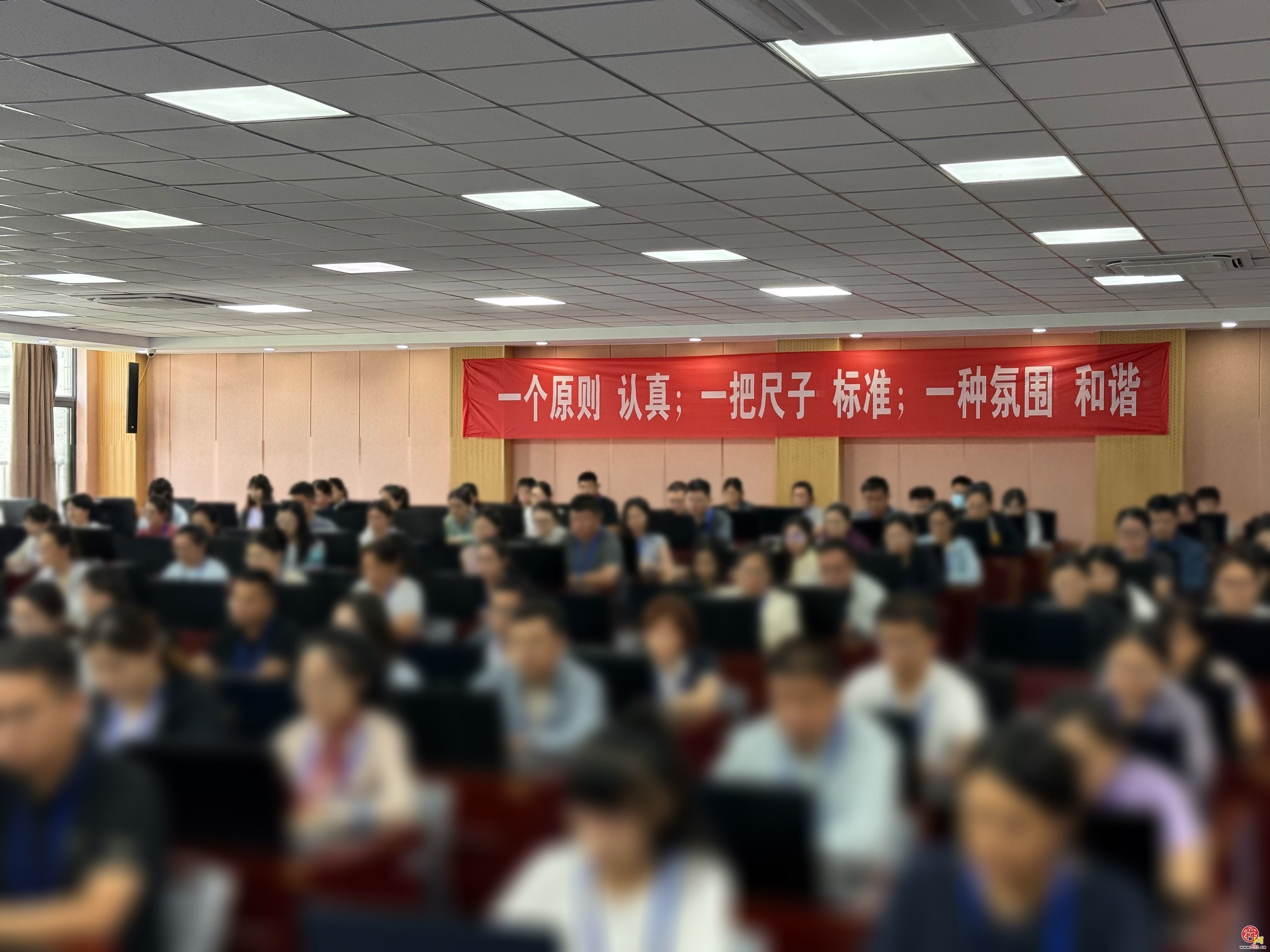 直击中考丨采取“背对背双评”形式，2025济南中考评卷工作有序进行中！