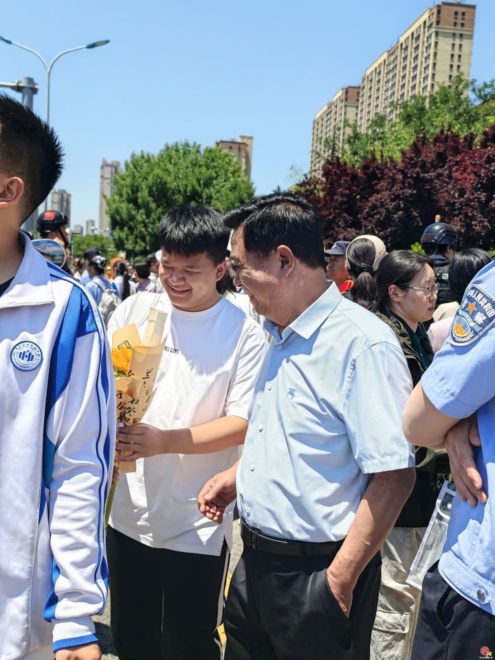 2026年高考首场考试结束 葵花相伴笑意融融