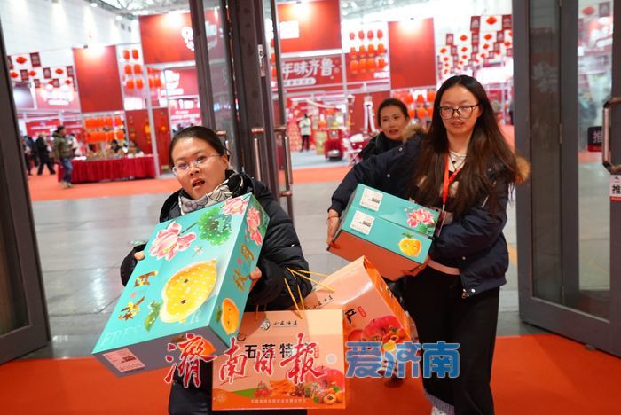 两大年货会同启，人气爆棚聚年味