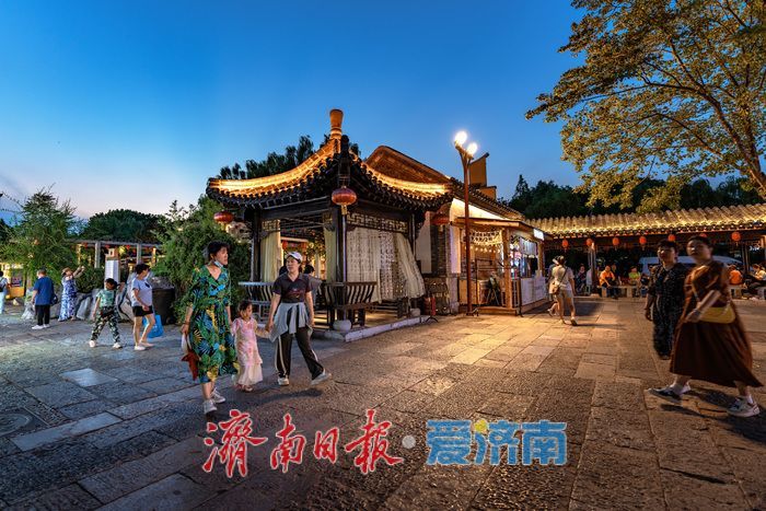 一年四季 泉在济南丨济南明府城：光影盛宴勾勒璀璨夜色