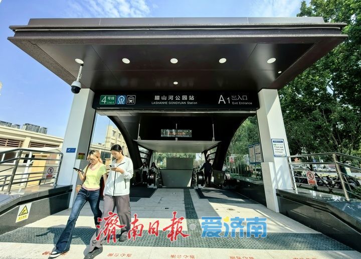 设置下穿经十路通道，济南轨交4号线腊山河公园站A1口启用