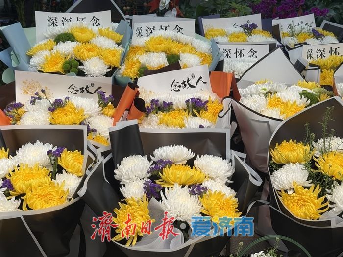 清明祭扫倡文明 鲜花寄思渐成风