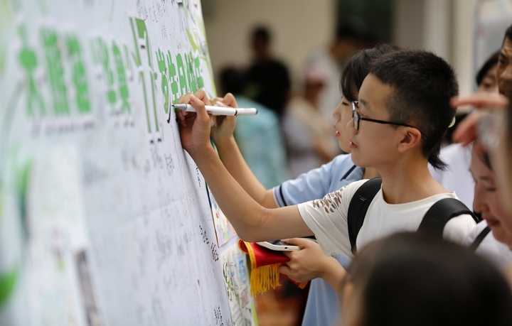 国宝生日会 众人送祝福！济南动物园大熊猫“华奥”17岁啦！