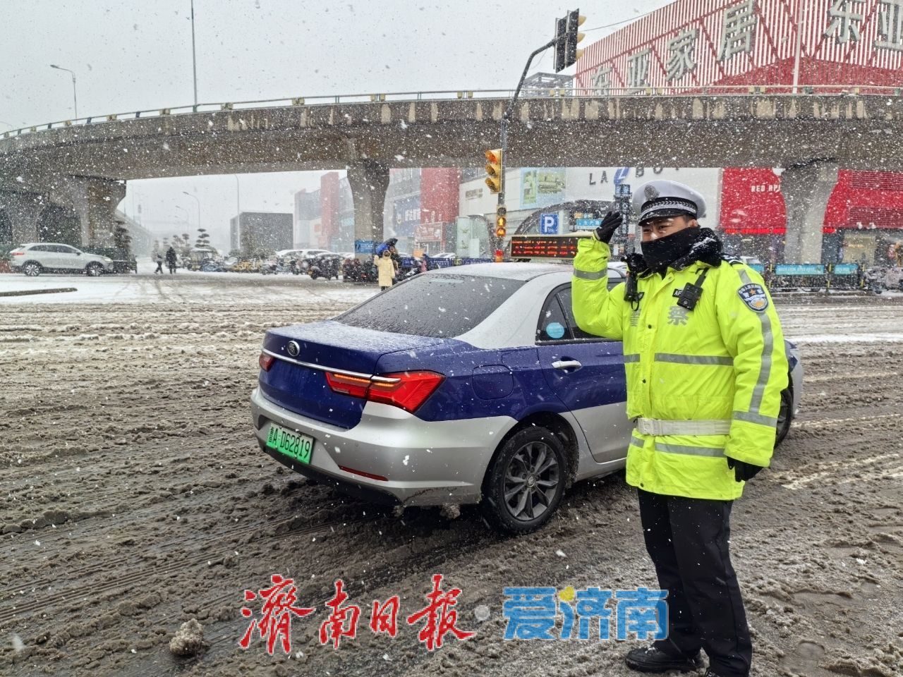 一城风雪，全警守护！济南交警坚守岗位保畅通