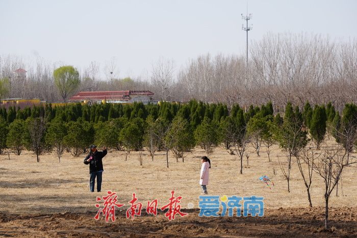 春满泉城绿意浓 玉符河畔踏青忙
