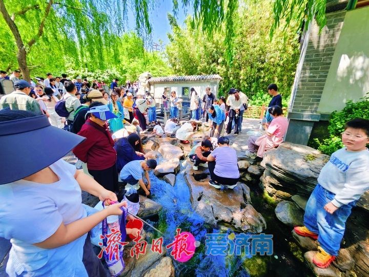 一年四季 泉在济南丨趵突泉畔戏水觅清凉 游客尽享亲水惬意