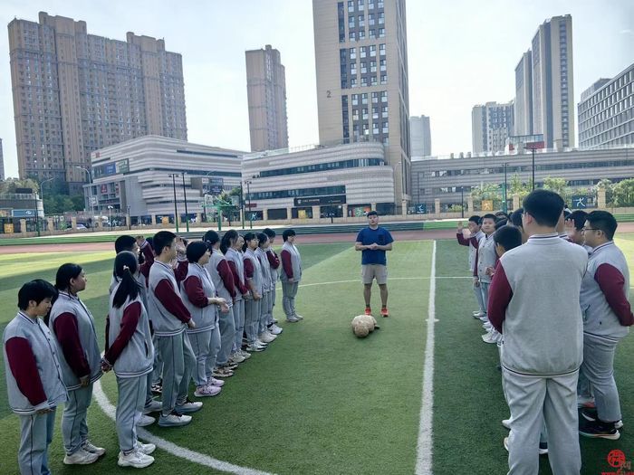 青春赛道•体惠泉城 济南市体育局青年理论学习小组开展迎“五四”体育志愿服务进校园主题活动
