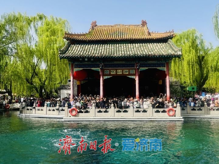一年四季 泉在济南丨清明假期第二天，趵突泉人气爆棚 三股水景点前游客接踵摩肩