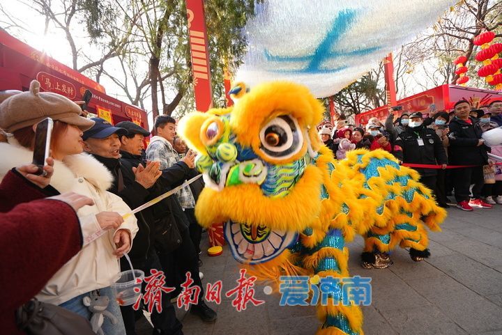 “泉”在济南过大年｜登高祈福 骏马迎春 济南千佛山新春游园会人气爆棚