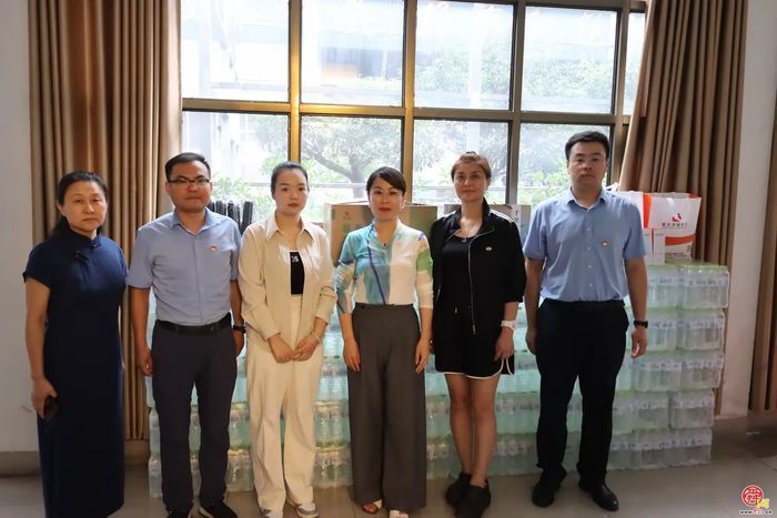 普集街道总工会开展“夏季送清凉”活动