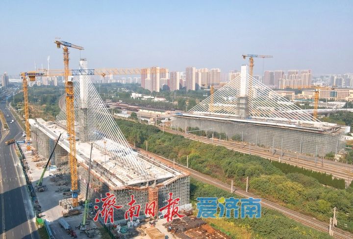开源路跨铁路转体斜拉桥斜拉索施工完成