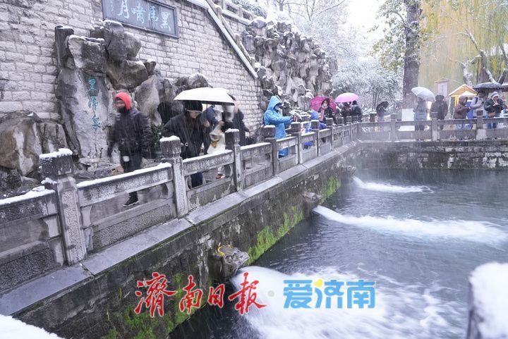 雪润泉城 护城河上演冬日仙境