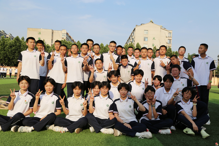 一根绳子，系起快乐、团结与超越：历城职专综合高中部举行心理团体拓展活动