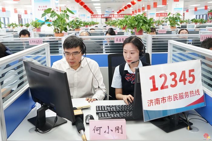 槐荫区委常委、副区长何小刚带队接听12345热线