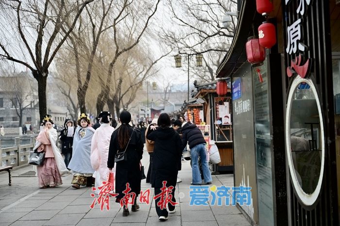 济南明府城年味浓 游客市民共迎新春