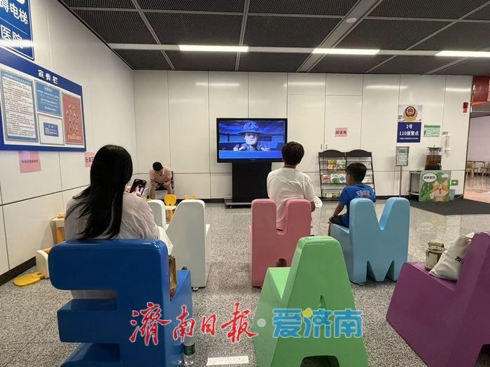周末济南地铁纳凉区受欢迎：遛娃放心、等候不急躁