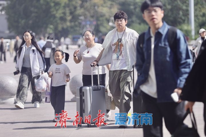 国庆假期尾声，济南火车站广场归客如织