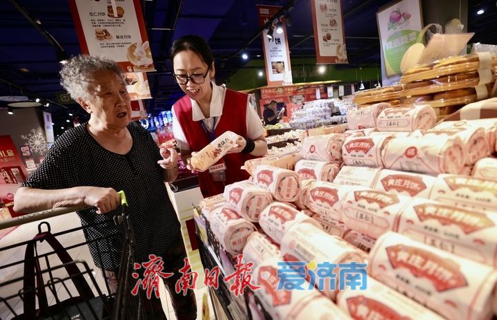 中秋临近 月饼抢“鲜”上市