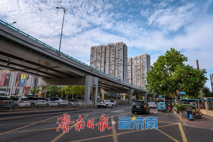 蓝天白云映衬，济南建筑尽显雄伟风姿