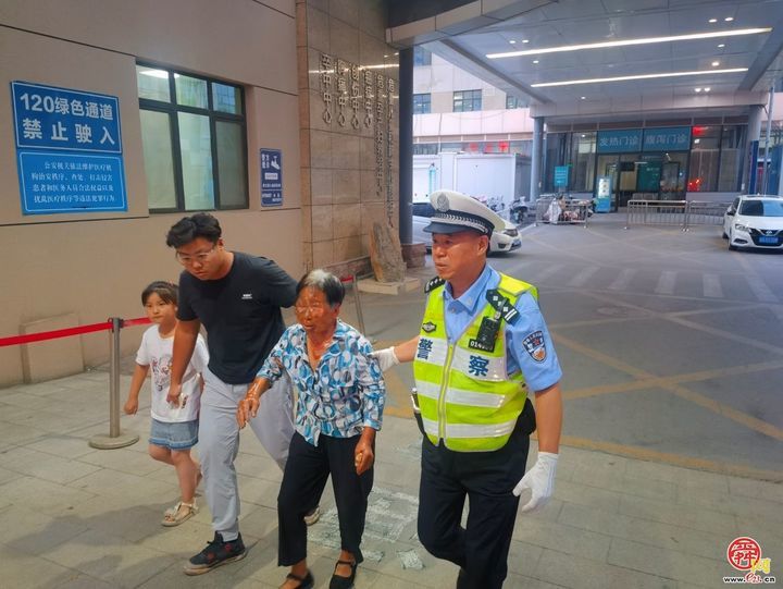 老人烧伤情况严重 济南交警紧急救助