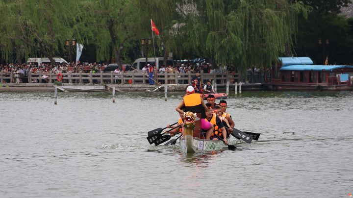 “汉酱杯”2025中国·济南明湖龙舟文化节暨第二十四届明湖龙舟邀请赛火热开赛