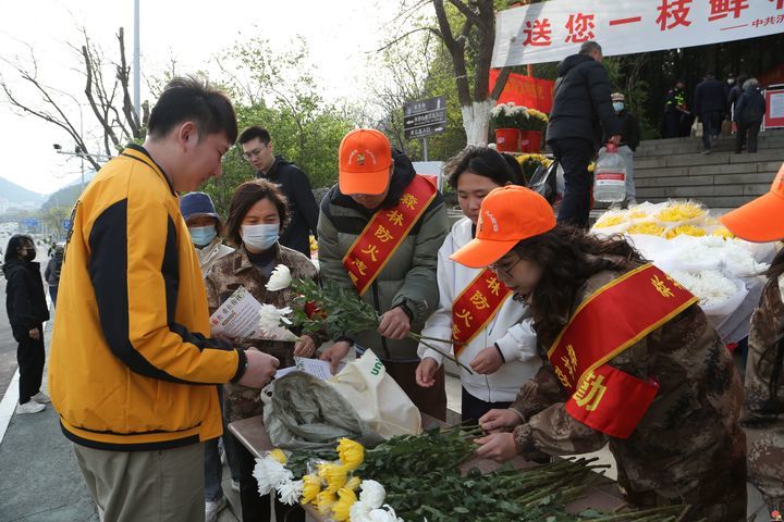鲜花寄哀思，清明亦文明—济南市林场举办“送您一枝鲜花请把火种留下”志愿服务活动