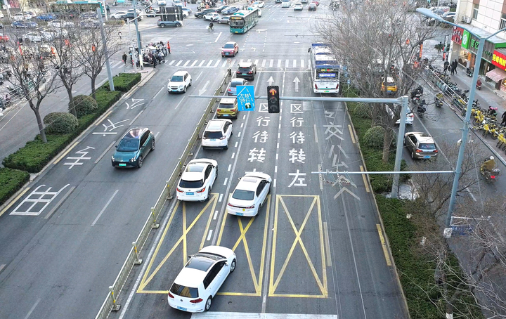 济南市启用首条内嵌式左转车道 经七纬十二路口左转车辆通行能力大幅提升
