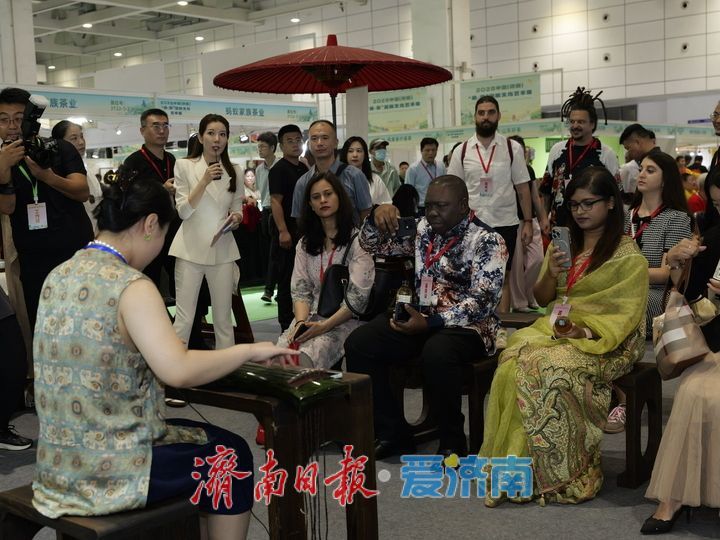 2025中国（济南）“泉·茶”国际文化艺术周启幕 泉韵茶香引中外宾客共赏