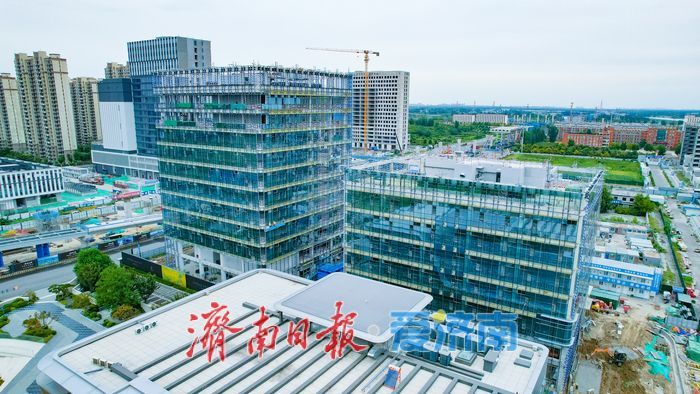 玻璃幕墙加紧施工 王舍人站前商务区商务载体展露新姿