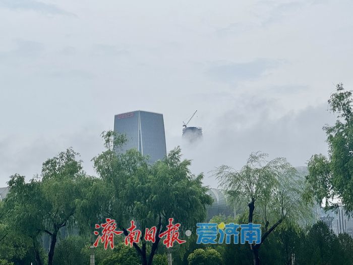 雨后济南CBD云雾缭绕 现夏日梦幻城市景观