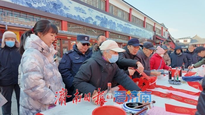 “泉”在济南过大年｜英雄山文化市场举办“送万福进万家书法惠民”活动