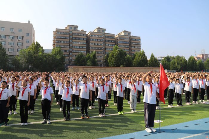 强身健体逐梦想 童心献礼贺华诞——济南市历下区燕山小学举行2026年秋季田径运动会