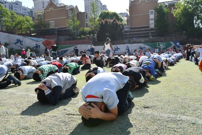 平安常伴校园！高新区奥龙小学进行防踩踏安全教育