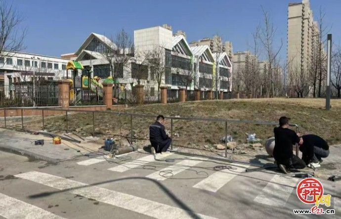 从“绕着走”到“放心走” 王舍人街道幸福柳社区协调加装护栏解民忧