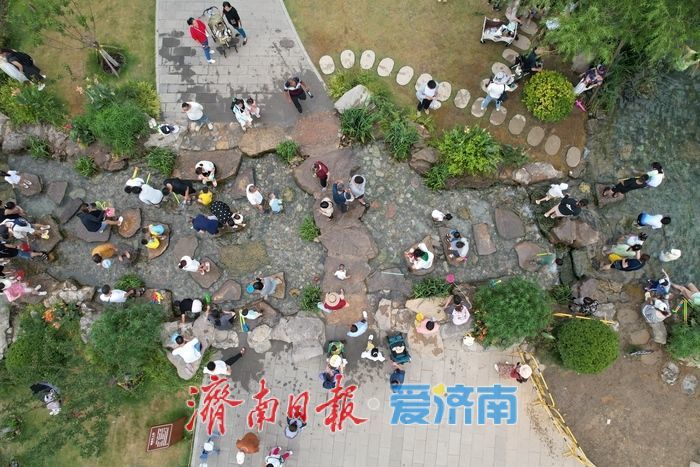今日入伏，市民泉畔消暑纳凉