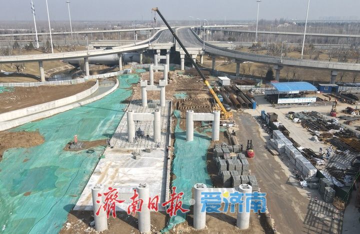 黄岗路穿黄隧道黄河北岸连接线高架箱梁陆续亮相