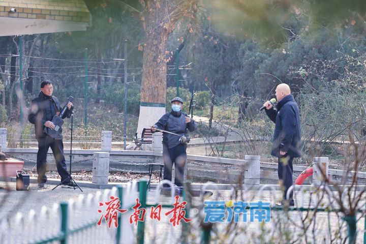 泉城年味气氛组已就位，是“蛇”候过年啦！