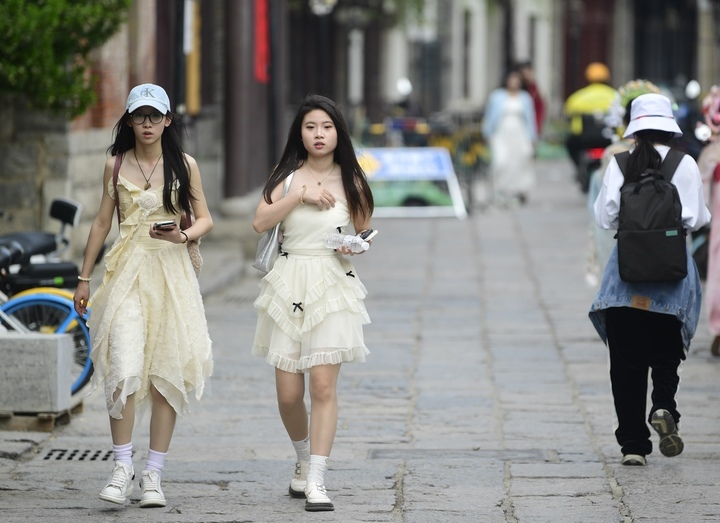 泉城提前感受“初夏” 市民游客夏装出行